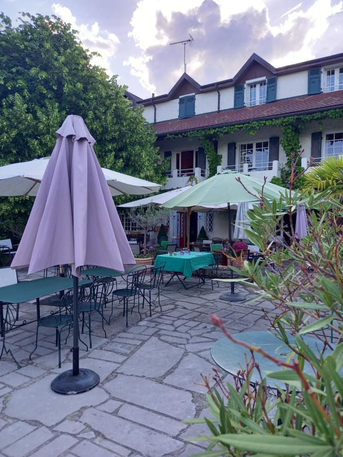 Auberge Des Chasseurs Échenevex Exteriör bild