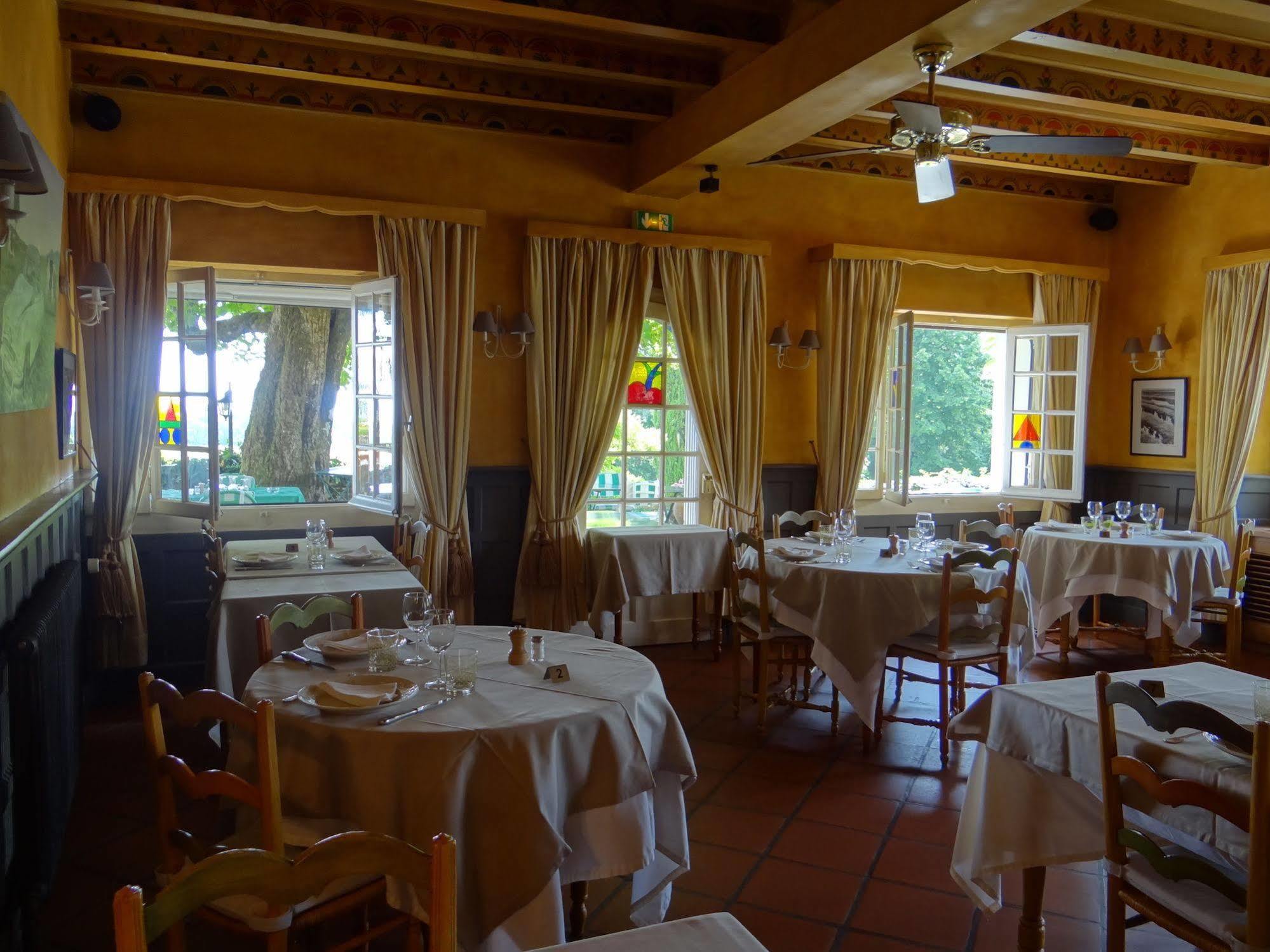 Auberge Des Chasseurs Échenevex Exteriör bild