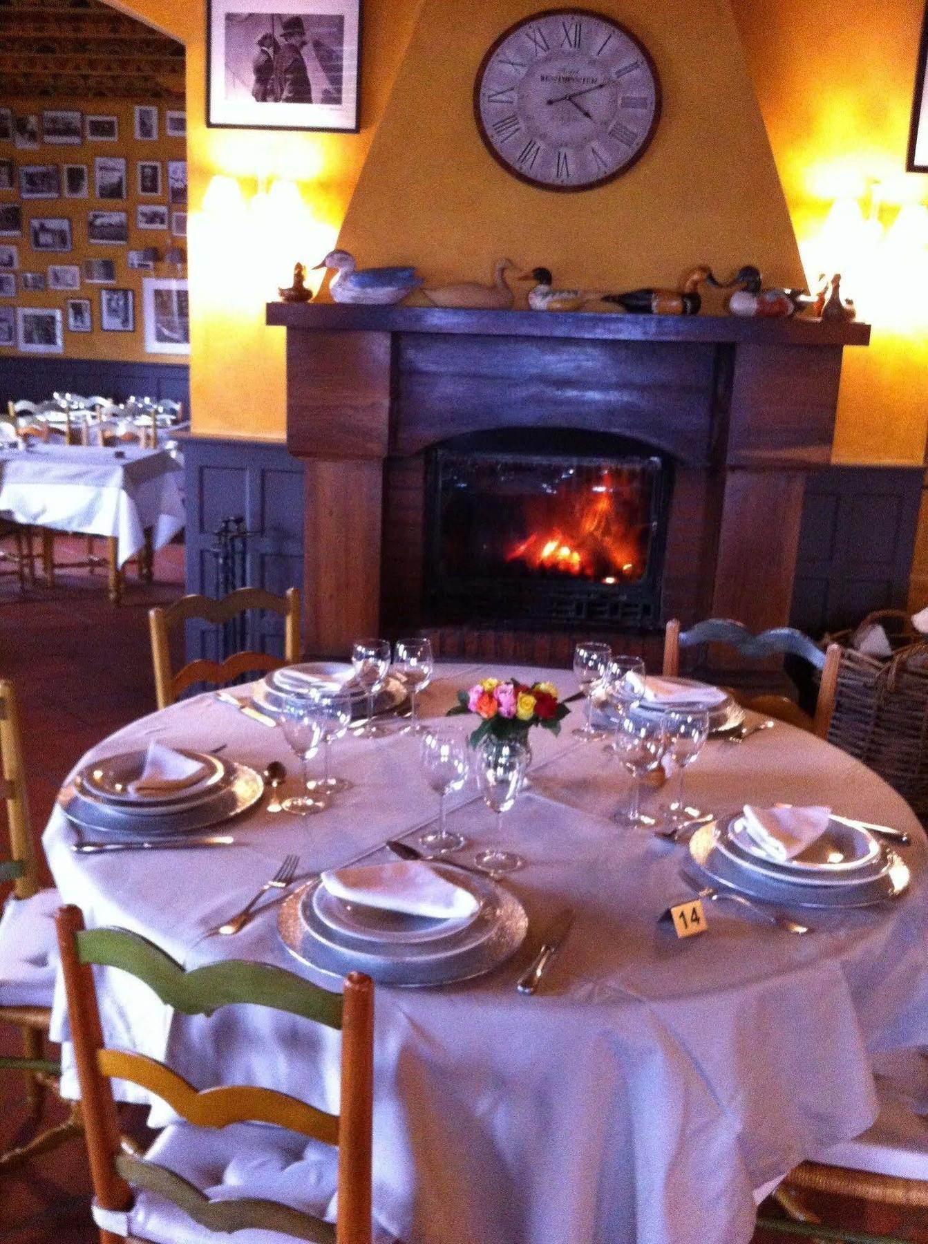 Auberge Des Chasseurs Échenevex Exteriör bild