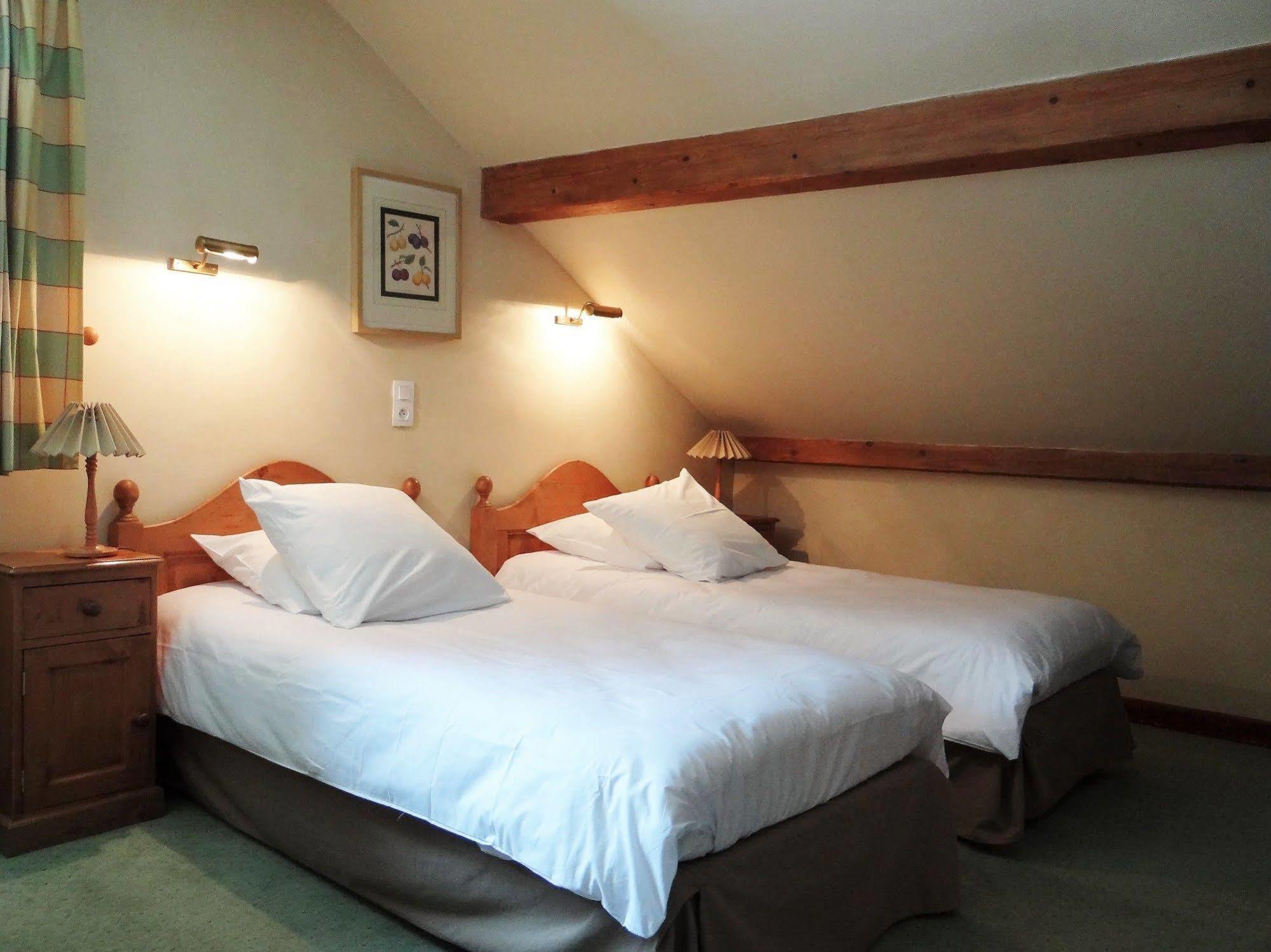Auberge Des Chasseurs Échenevex Exteriör bild