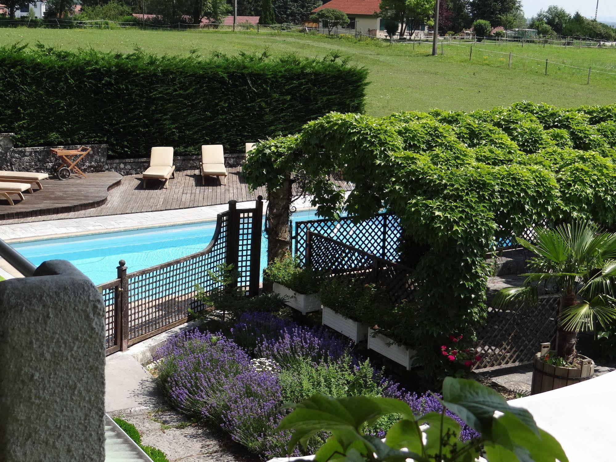 Auberge Des Chasseurs Échenevex Exteriör bild